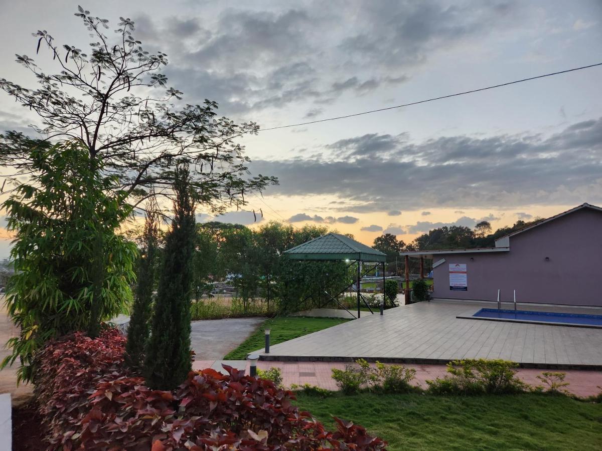 Hillrock Resort & Villas, Neral-カルジャット エクステリア 写真