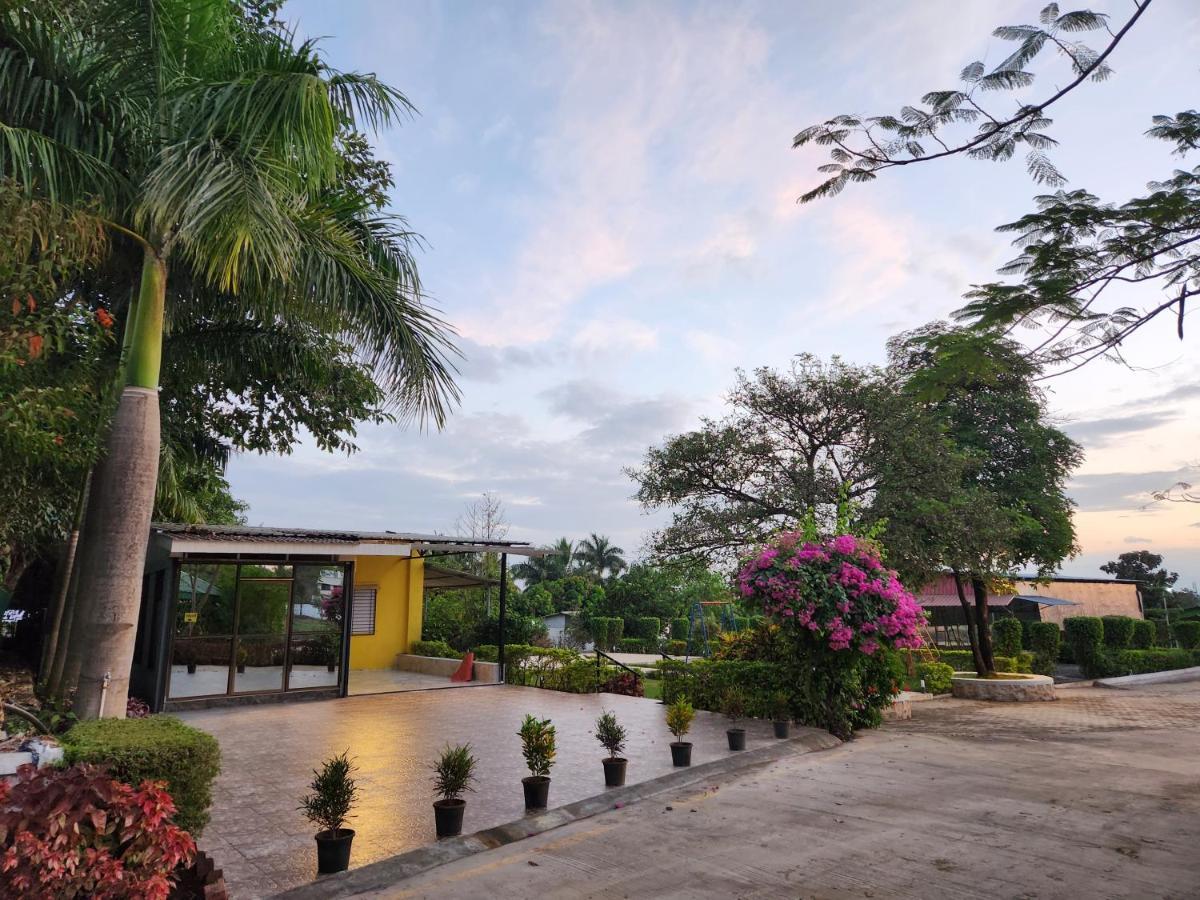 Hillrock Resort & Villas, Neral-カルジャット エクステリア 写真