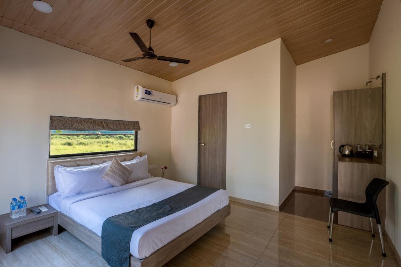 Hillrock Resort & Villas, Neral-カルジャット エクステリア 写真
