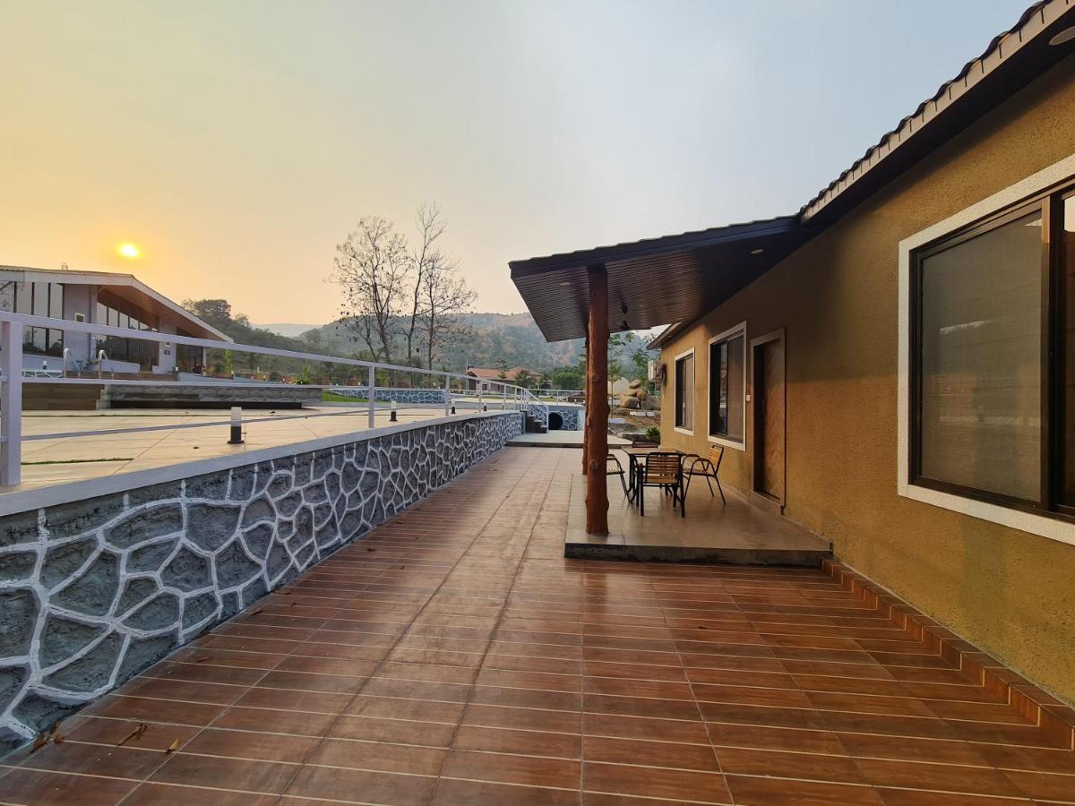 Hillrock Resort & Villas, Neral-カルジャット エクステリア 写真